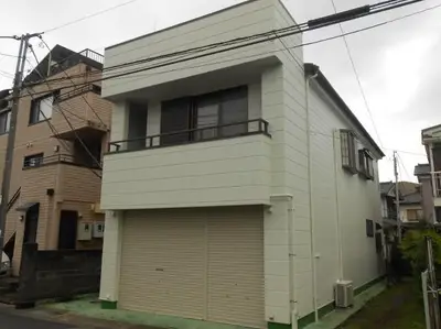 劣化が目立つシャッターや外壁をきれいに