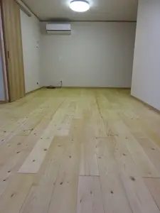 天然赤松フローリングと水回りリフォーム