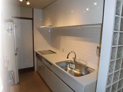 高級タイル貼りの上品なキッチン