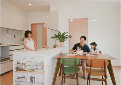 “家族が自然と集まってくるリビングに変身しました”