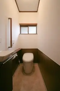 トイレと一緒に窓も交換