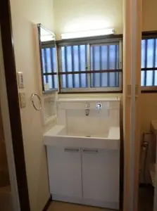 窓のある洗面室のリフォーム