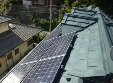 強くて軽い新素材屋根と太陽光パネル工事