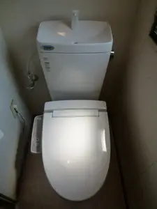 INAX製　トイレ アメージュ　ウォシュレット　床貼替え