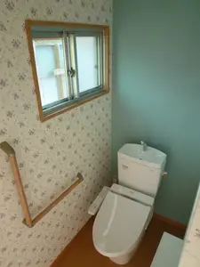 壁紙もかえてトイレを気持ちいい空間に。