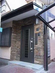 石張りの玄関
