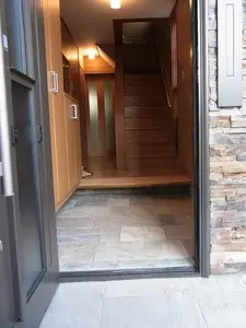 石張りの玄関