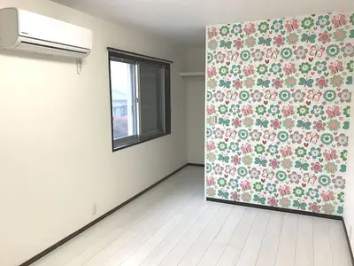 白フローリングとお気に入り柄クロスで女の子らしい子供部屋に 