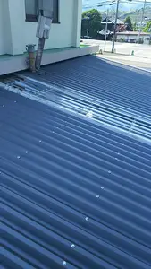 倉庫屋根カバー工法工事　ガルバリウム鋼板屋根材