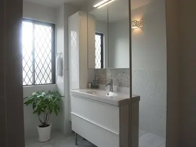 天然素材を使用したアイランドキッチンの家