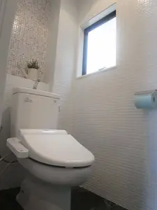 天然素材を使用したアイランドキッチンの家