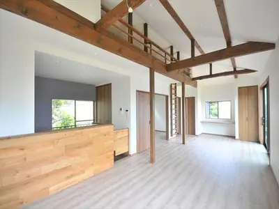 ムダなパーツを取り払った、自然光が満ちるリビング