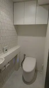 トイレリフォーム~機能性タイルがアクセント♪