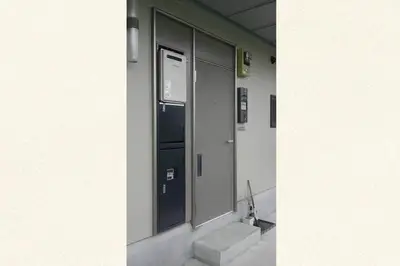 玄関ドアのシート取り替え