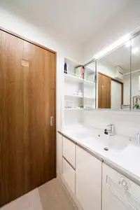 勾配天井や照明の演出によって広々とした住まい