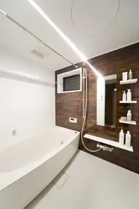 勾配天井や照明の演出によって広々とした住まい