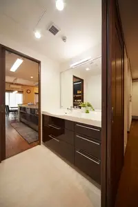 ウォールナット柄で統一した大人の雰囲気漂うリビング