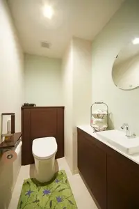 ウォールナット柄で統一した大人の雰囲気漂うリビング