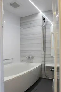 フラットラインLEDでスッキリ明るいバスルーム