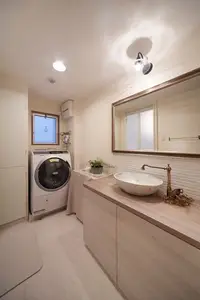 木目調の内装で落ち着いたアンティークテイストの空間