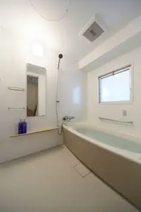 木目調の内装で落ち着いたアンティークテイストの空間