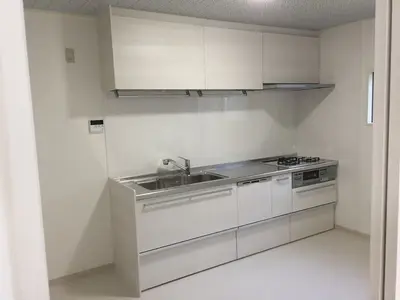 不便な開き戸キッチンを引出しのシステムキッチンへ