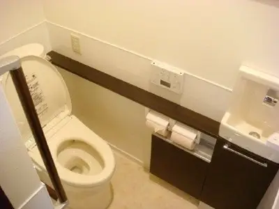 和式から洋式へ･･階段下スペースを利用し広々トイレへ