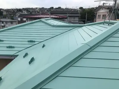 エメラルドグリーンの際立つ屋根が復活