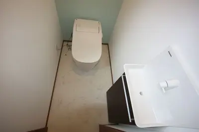 タンクレストイレに交換・クロスで暗いイメージを払拭