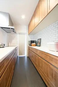 木目とタイルのゆったり空間