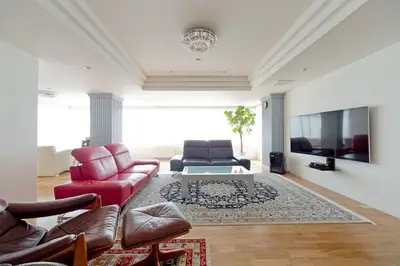 暖炉をフォーカルポイントにした贅沢なリビングのある家