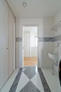 暖炉をフォーカルポイントにした贅沢なリビングのある家