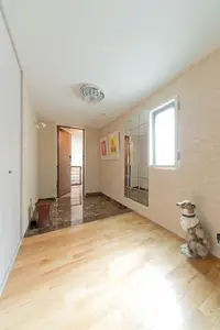 暖炉をフォーカルポイントにした贅沢なリビングのある家