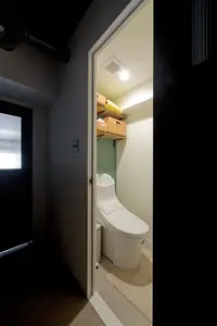 グリーンが映えるインダストリアルな空間