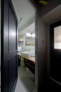 グリーンが映えるインダストリアルな空間