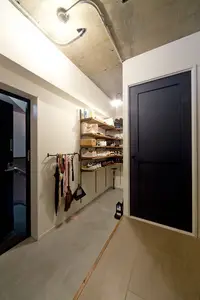 グリーンが映えるインダストリアルな空間