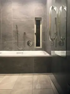 広いバスタブのあるこだわりの浴室