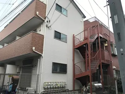 バルコニーにあわせた階段塗装でオシャレなイメージに