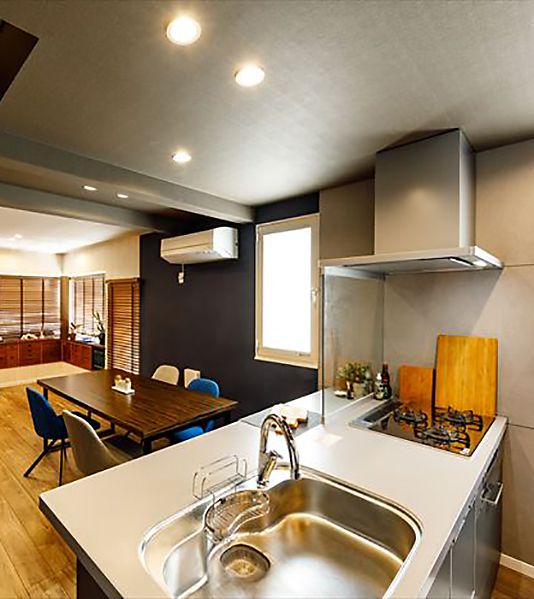 色 の組み合わせを楽しむ 開放的な北欧スタイルリビング リフォーム費用 価格 料金の無料一括見積もり リショップナビ