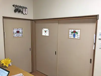 トイレのクロス張り替えとステンドグラス