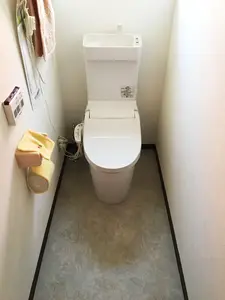 水漏れによりトイレの床・壁に被害