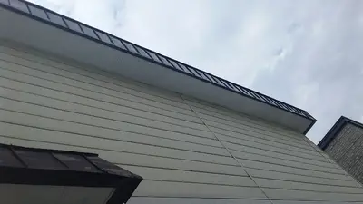 雪の重みによって屋根が破損