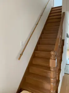 手すりのついた安全な階段