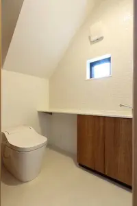 階段下空間を活用したトイレ