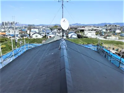 屋根を高圧洗浄後ラジカル塗装と棟板金の取替で綺麗な仕上がりに