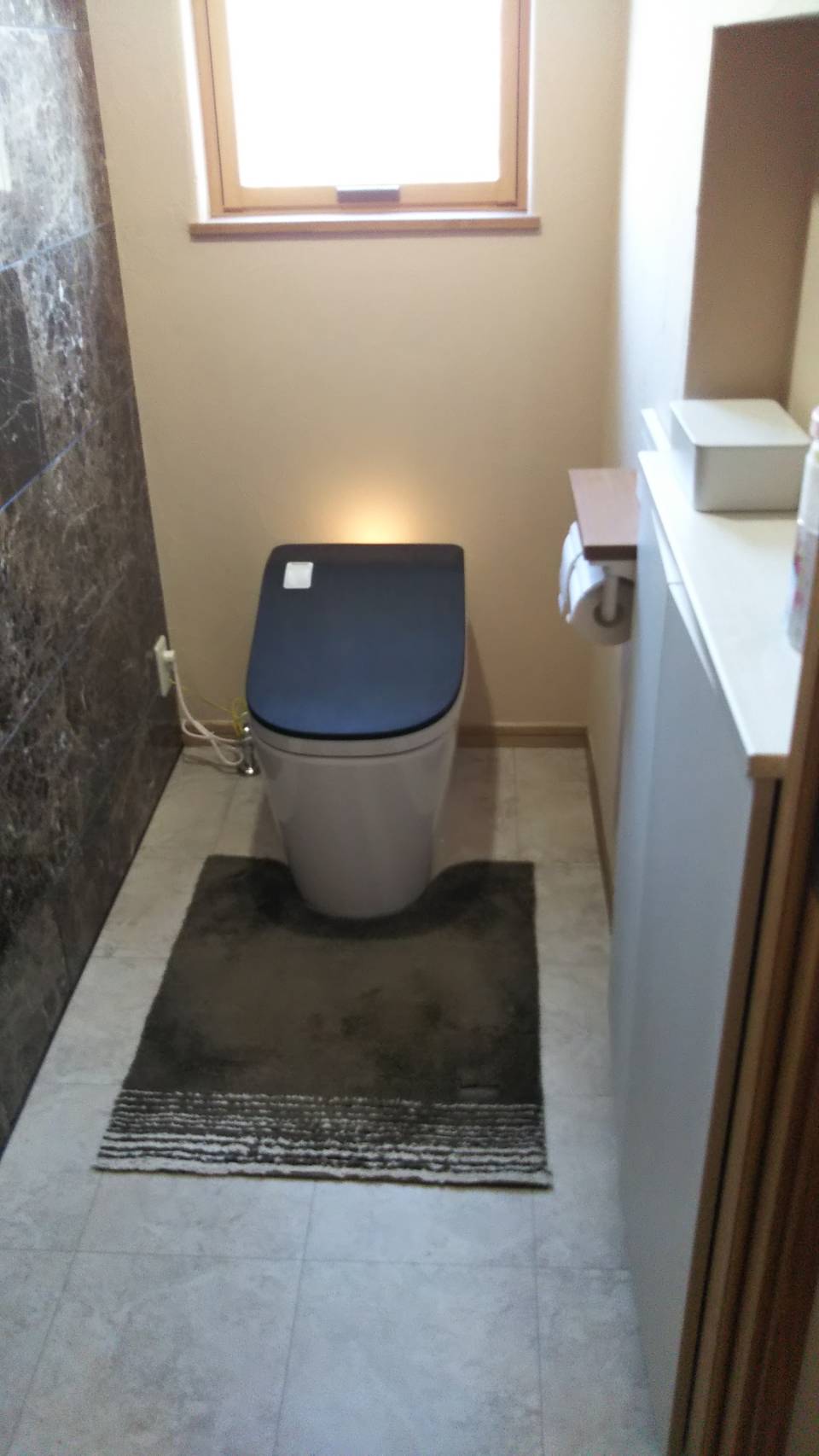 トイレのリフォーム時に壁の厚みを利用した収納をプラス