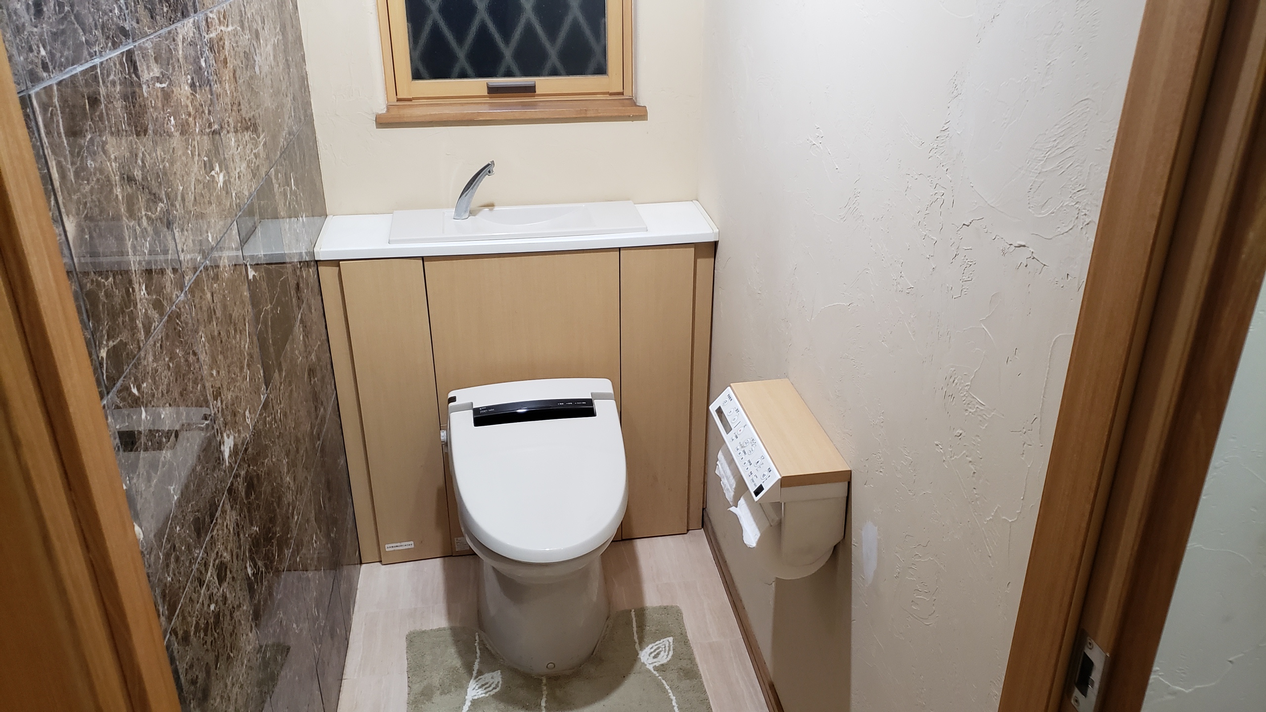 トイレのリフォーム時に壁の厚みを利用した収納をプラス