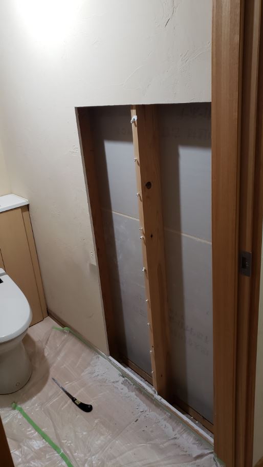 トイレのリフォーム時に壁の厚みを利用した収納をプラス