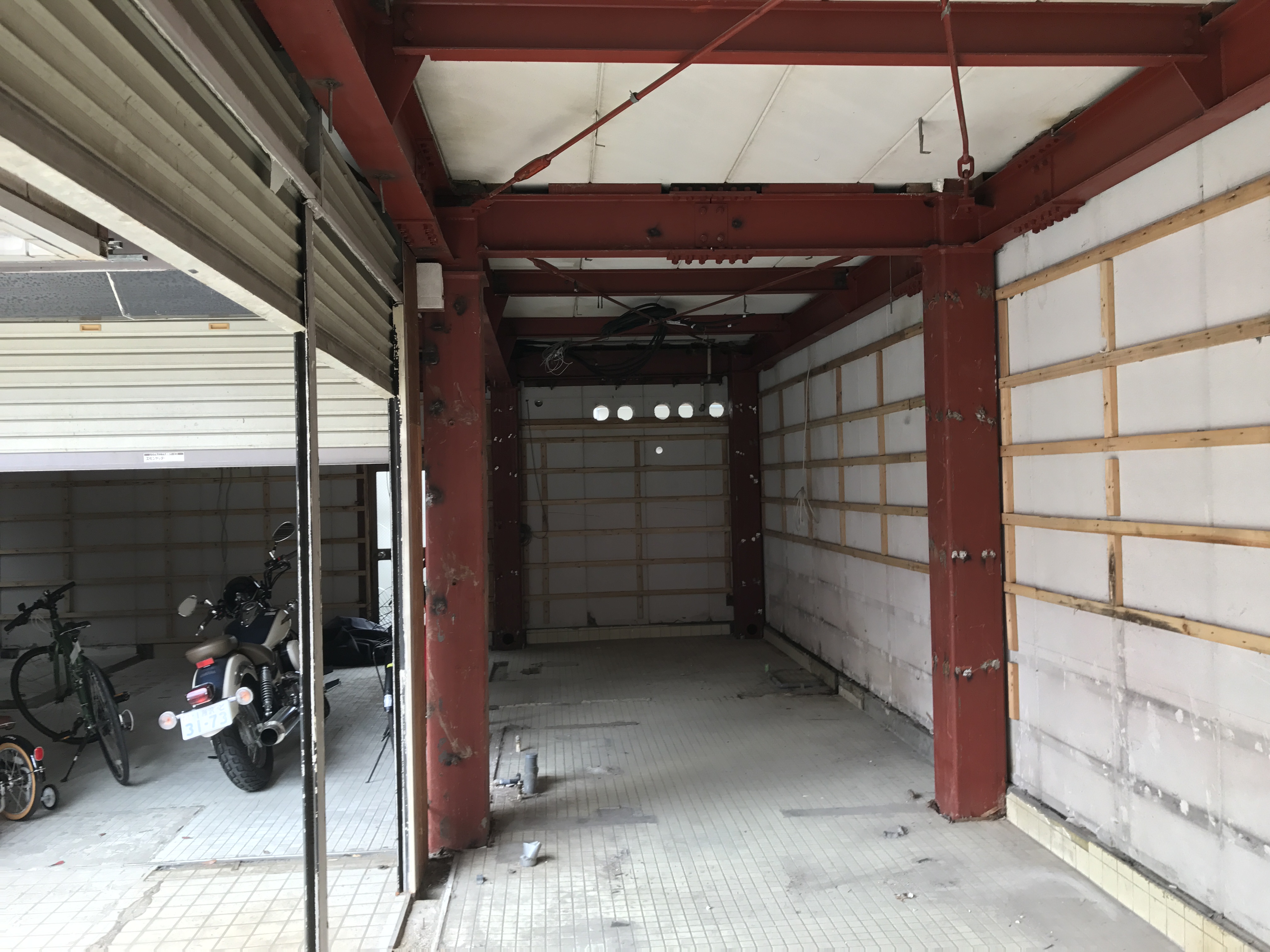 元々、居酒屋さんだった空き店舗を解体しスケルトンにしました。