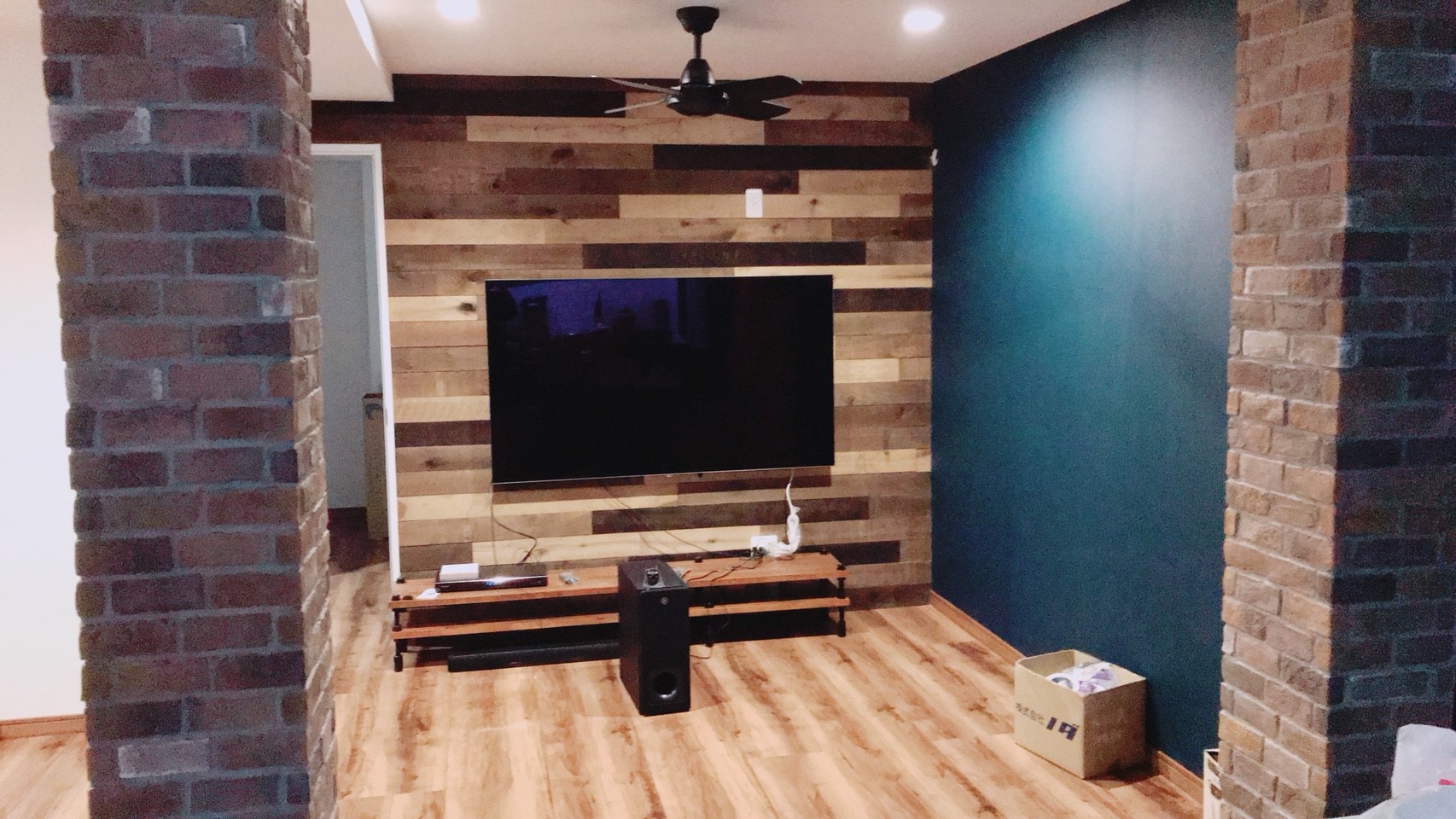 �e���r�w�ʂɃu���b�N�������̔������_���ɒ���A�S�����ւ͖{���̃����K��\��t���܂����B